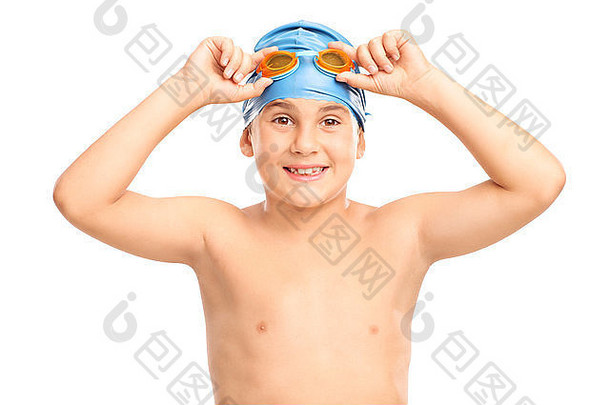 工作室拍摄快乐的男孩蓝色的游泳帽橙色游泳护目镜孤立的白色背景