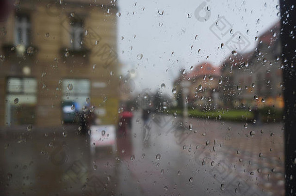 雨滴玻璃窗口多雨的一天蒂米什瓦拉罗马尼亚