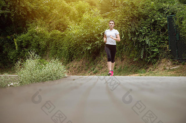 年轻的女人运行树木繁茂的森林区域培训锻炼小道运行马拉松耐力健身健康的生活方式概念