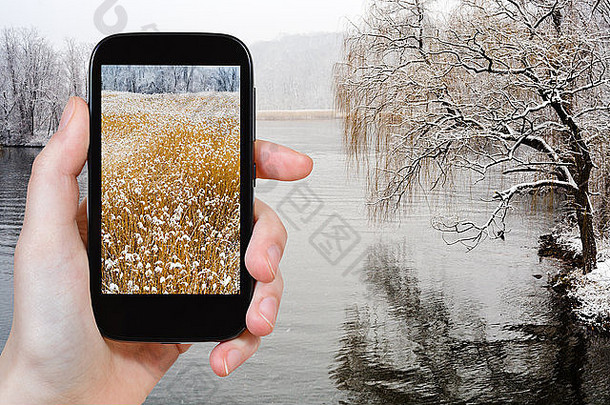 旅行概念旅游需要图片哈德逊河下雪冬天智能手机美国
