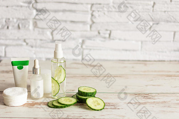 瓶自制的黄瓜自然化妆品绿色黄瓜片棉片上木背景复制空间