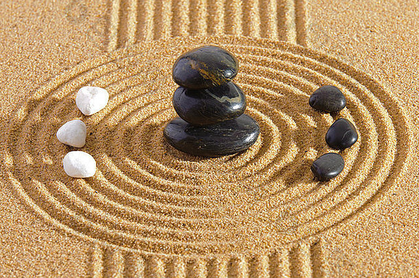 日本Zen花园冯水沙子石头阴的
