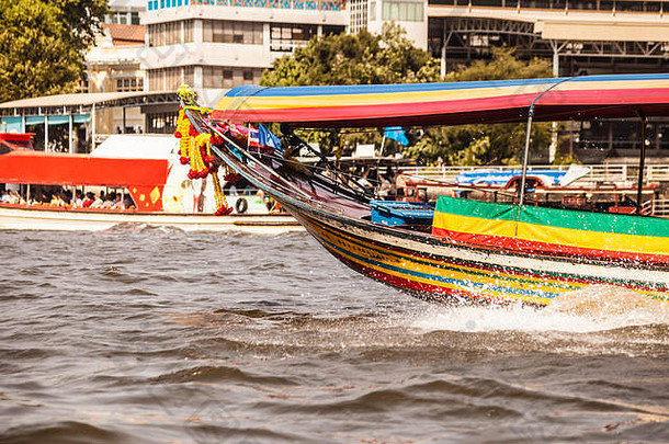 典型的色彩斑斓的<strong>泰国</strong>长尾巴船超速行驶潮praya河曼谷城市