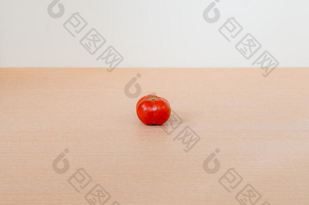 红色的番茄中间木表格