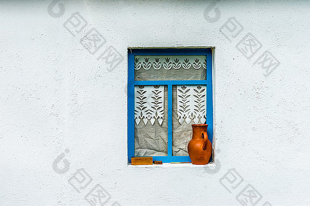 白色墙国家农民房子蓝色的窗口牛奶持有人地壳黑麦面包窗口窗台上