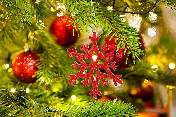 小玩意点缀真正的圣诞节树明亮的颜色