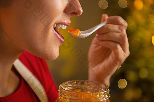 特写镜头年轻的女人吃自制的橙色小时