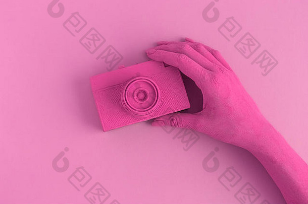 女持有古董电影照片相机粉红色的彩色的最小的摘要有创意的概念