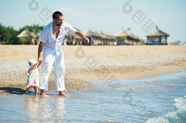 快乐父亲玩可爱的女儿海滩休息火鸡