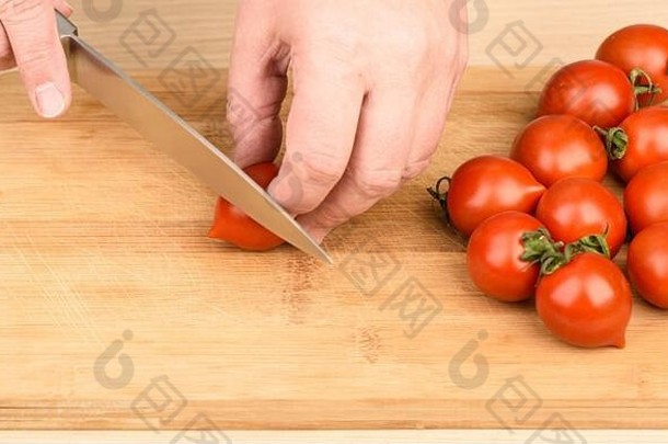 切片樱桃西红柿切割董事会女人削减樱桃西红柿刀关闭