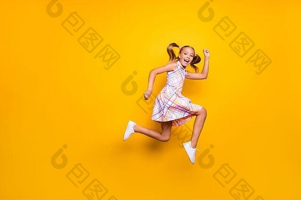 完整的大小配置文件一边照片快乐的疯狂的有趣的小孩子女孩跳运行春天时间折扣穿网纹裙子鞋子孤立的明亮的