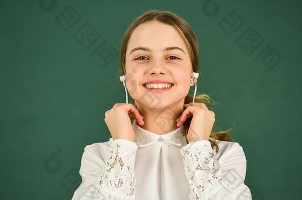 在家教育在线教育女孩耳机听音乐听音频书学生女孩耳机黑板背景复制空间音频翻译音频学习概念