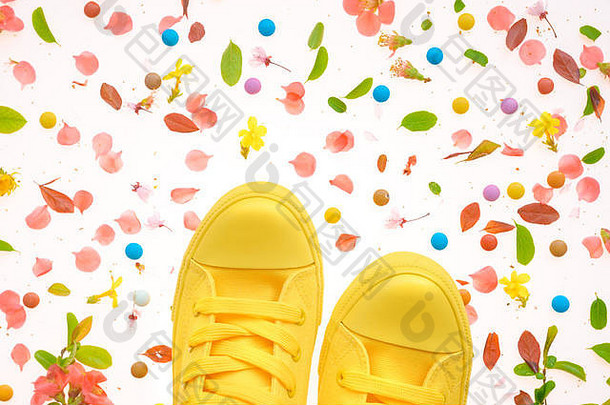 黄色的运动鞋色彩斑斓的春天装饰表面前视图平躺