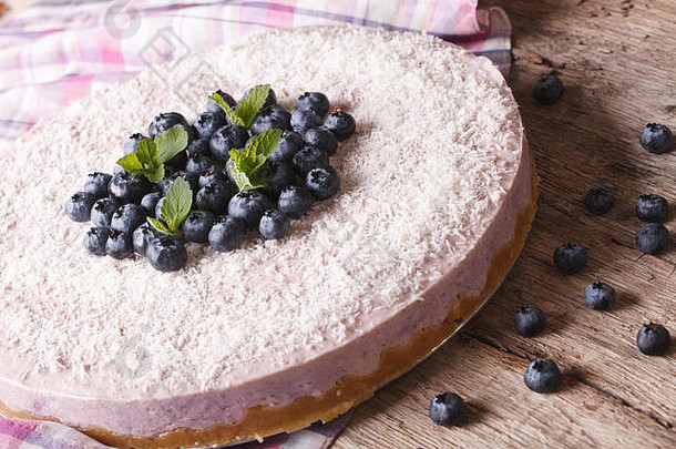 美味的蓝莓芝士蛋糕椰子薄荷特写镜头表格水平