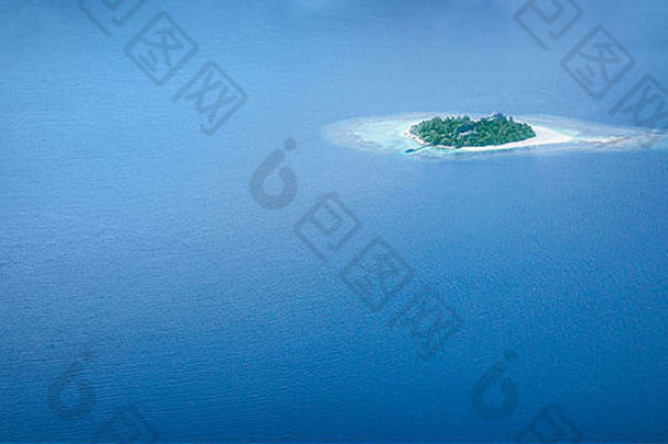 无人居住的岛海鸟眼睛视图全景海背景异国情调的假期旅程夏天旅行概念