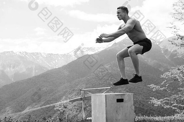 运动拍摄赤膊上阵运动员工作交叉适合跳盒子户外健身sportground肌肉发达的男人。盒子跳跃全景视图