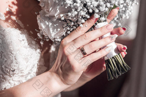 图像婚礼花束新娘的手