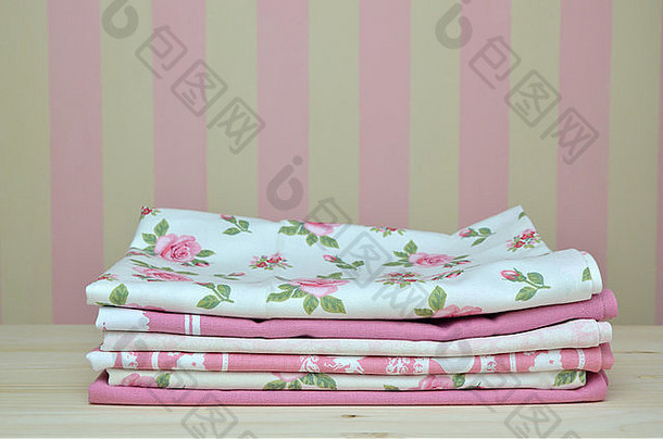 桩粉红色的厨房毛巾浪漫的模式厨房桌子上