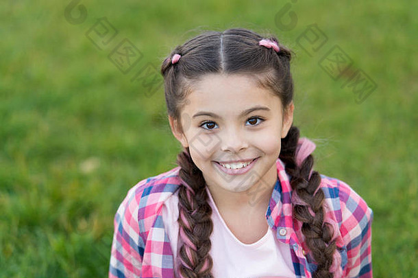 迷人的微笑女孩小孩子时尚辫子发型时尚趋势沙龙头发护理女孩微笑脸在户外愉快的走公园微笑快乐时尚发型孩子们