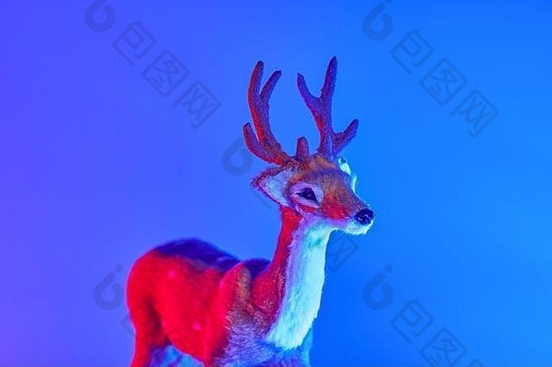 现代概念上的艺术鹿影子双色版红色的蓝色的灯圣诞节装饰概念复制空间概念