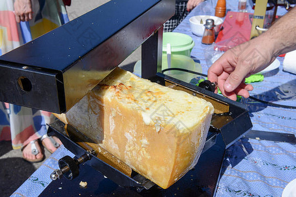 准备烤奶酪穆格纳瑞士阿尔卑斯山脉