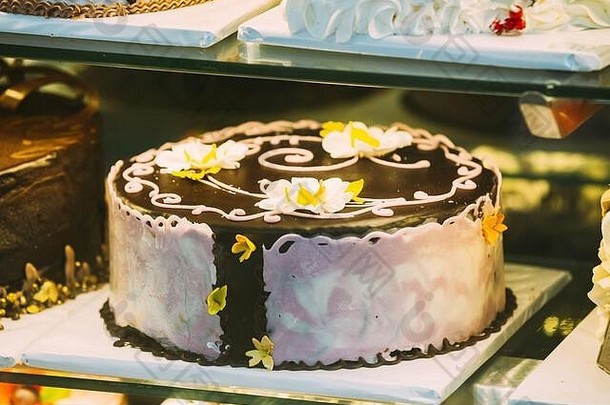 新鲜的甜蜜的蛋糕巧克力糕点商店玻璃显示