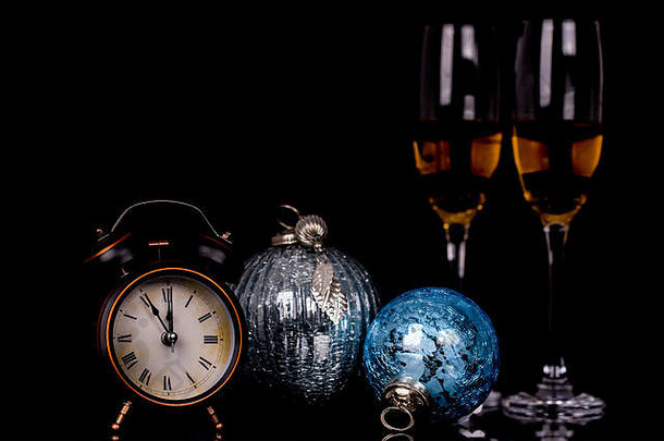 酒眼镜香槟时钟圣诞节饰品黑色的背景反射复制空间快乐圣诞节快乐一年