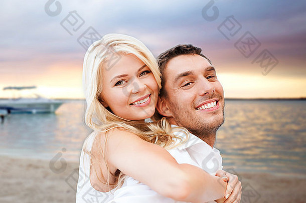夫妇有趣的拥抱海滩