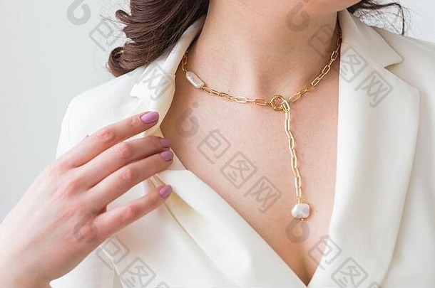 特写镜头女人穿黄金项链珠宝珠宝配件概念