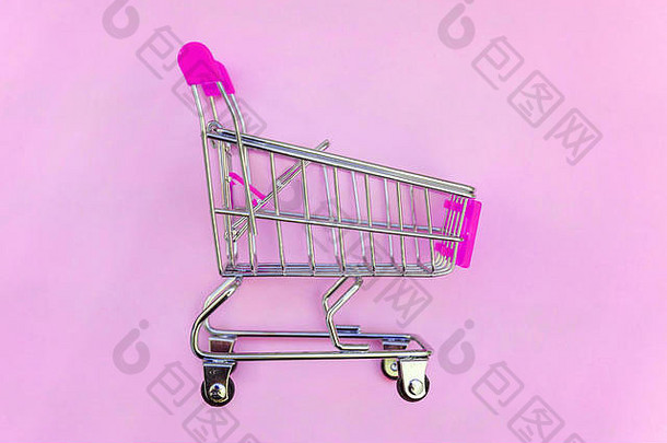 小超市杂货店推车购物玩具轮子粉红色的塑料元素粉红色的柔和的颜色纸平躺背景概念购物复制空间<strong>广告</strong>