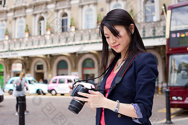 年轻的中国人旅游照片相机