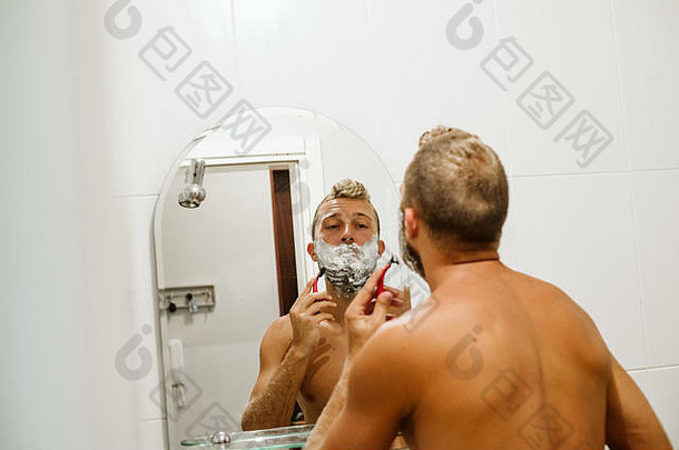 男人。剃须脸浴室镜子