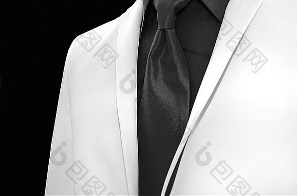 白色燕尾服黑色的领带衬衫