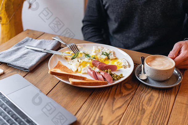 概念吃工作移动PC早餐表格美国风格早餐炸鸡蛋香肠绿色豌豆烤面包概念健康的早....