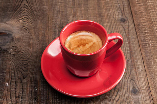 咖啡红色的杯子木表格
