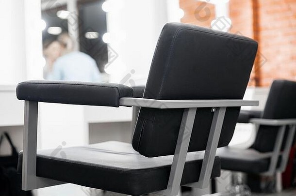 黑色的椅子客户端模糊背景美沙龙主化妆艺术家工作场所