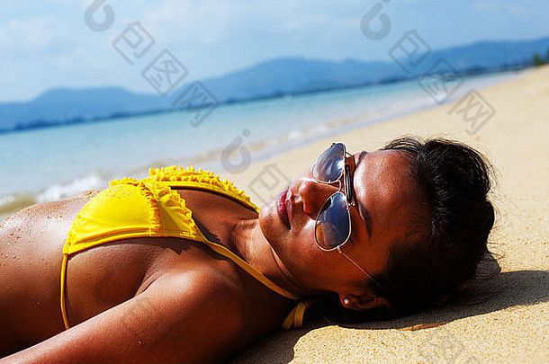 年轻的女人黄色的泳衣太阳镜座位桑迪海滩泰国太阳洗澡阳光明媚的夏天一天