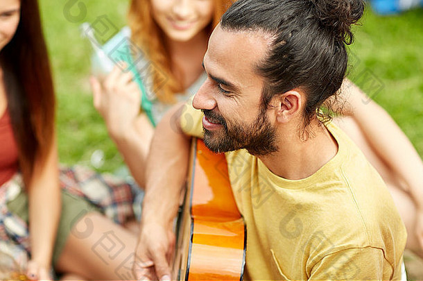 快乐男人。朋友玩吉他野营