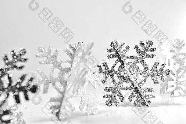 闪光的雪花行银雪花焦点白色背景明亮的冬天场景