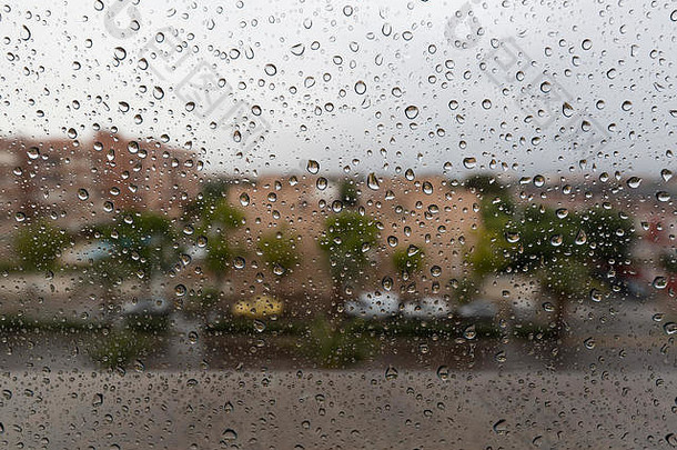 雨滴窗口玻璃居住部分城市背景