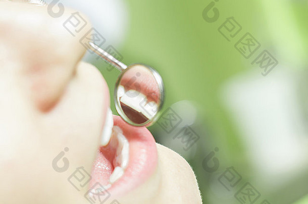 年轻的女人牙齿关闭牙医检查