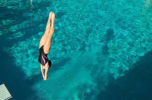 女潜水员潜水池中期空气