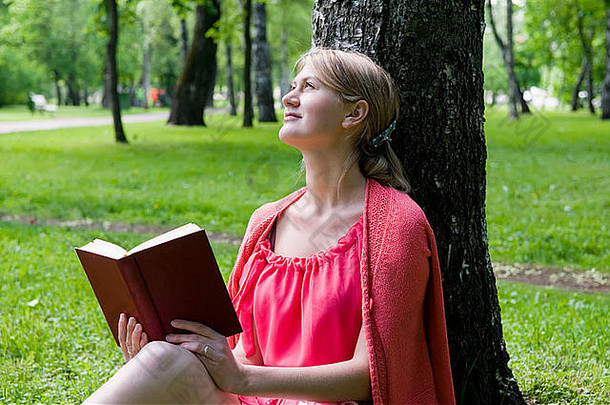 年轻的女人阅读书公园