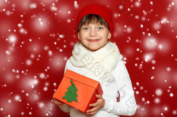 女孩孩子肖像礼物盒子红色的冬天假期概念