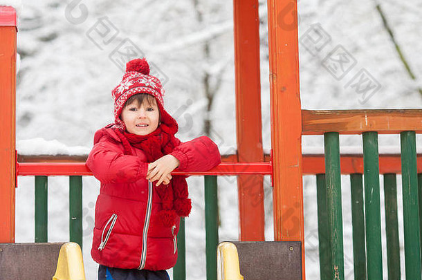 甜蜜的孩子们玩雪操场上冬季