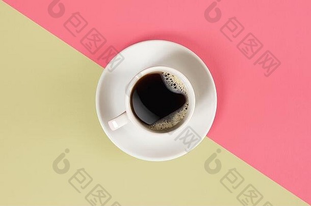 杯黑色的咖啡粉红色的黄色的背景视图