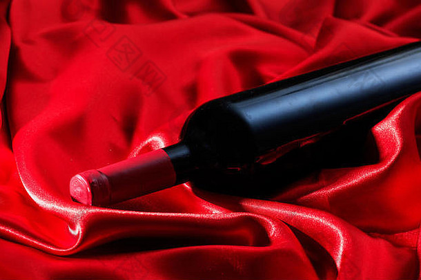 情人节一天概念红色的酒瓶红色的丝绸纺织复制空间