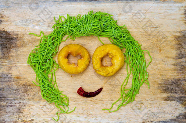 微笑脸木背景使蔬菜面条空间文本
