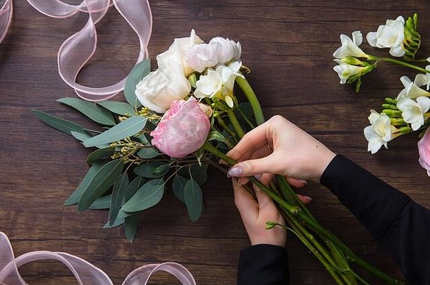 花店工作女人使时尚现代花束花木背景大师级礼物新娘婚礼母亲的女人的一天浪漫的春天时尚是清白的温柔的