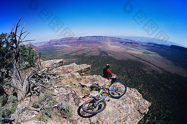 山骑摩托车的人岩石视图